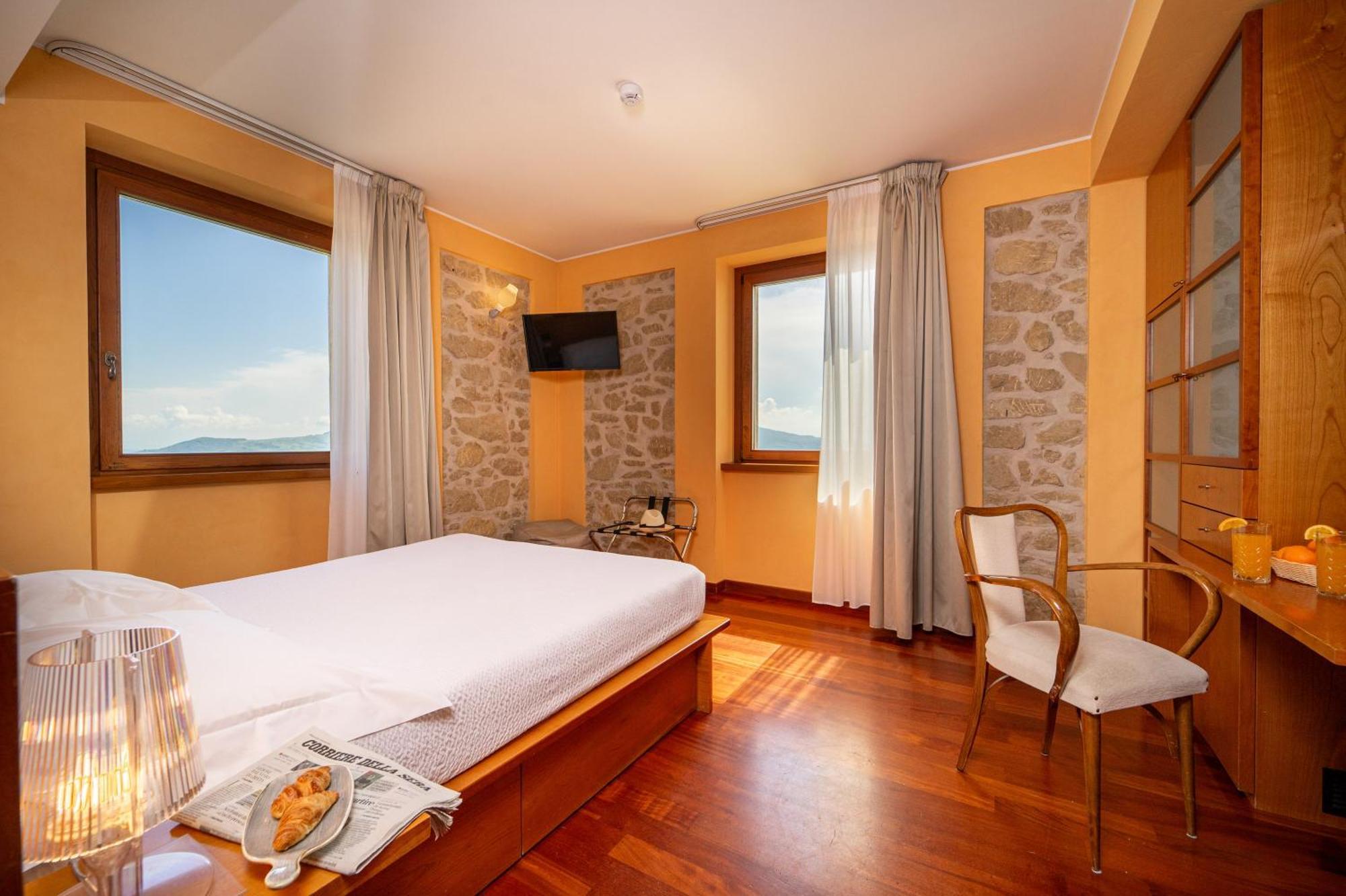 Zimmer mit Queensize-Bett und Panoramablick